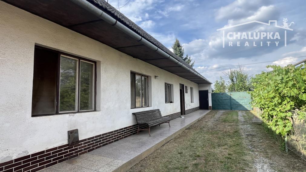Vidiecky dom v Adamovských Kochanovciach s 1956 m2 pozemkom