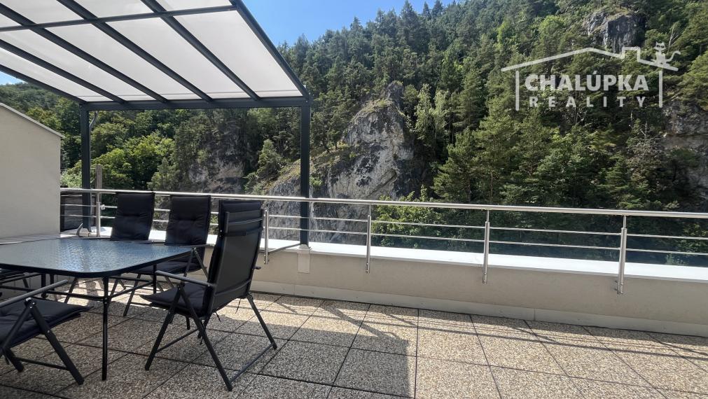 NA PRENÁJOM: 5-izbový mezanín 176 m2 + 2 terasy 43 m2 + garáž, Trenčín - Pod Sokolice