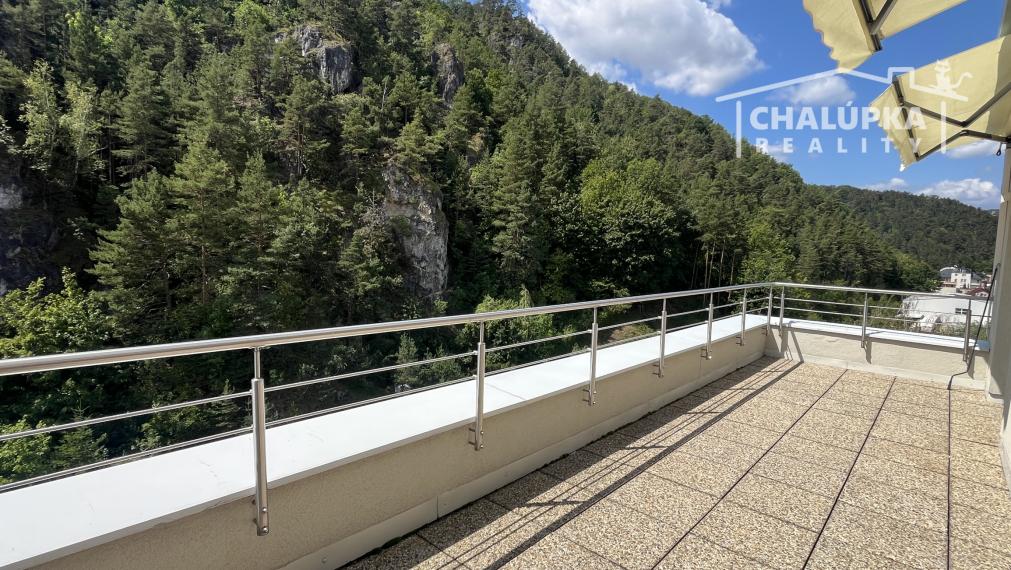 NA PRENÁJOM: 5-izbový mezanín 176 m2 + 2 terasy 43 m2 + garáž, Trenčín - Pod Sokolice