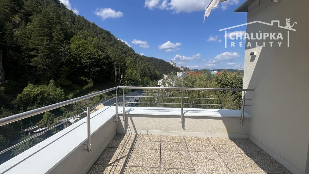 NA PRENÁJOM: 5-izbový mezanín 176 m2 + 2 terasy 43 m2 + garáž, Trenčín - Pod Sokolice