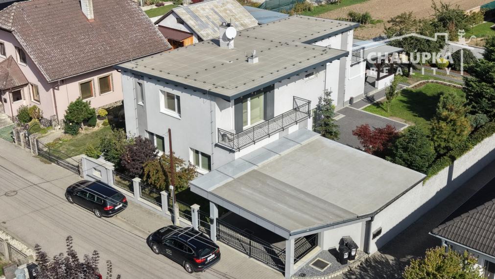 RD (5+1, 230 m2 obytná plocha) + 3 terasy, 2-garáž, Trenčianske Stankovce