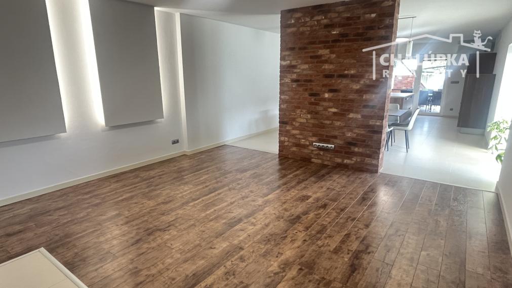 RD (5+1, 230 m2 obytná plocha) + 3 terasy, 2-garáž, Trenčianske Stankovce