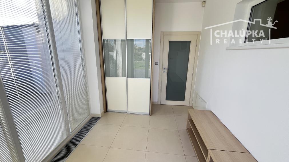 RD (5+1, 230 m2 obytná plocha) + 3 terasy, 2-garáž, Trenčianske Stankovce