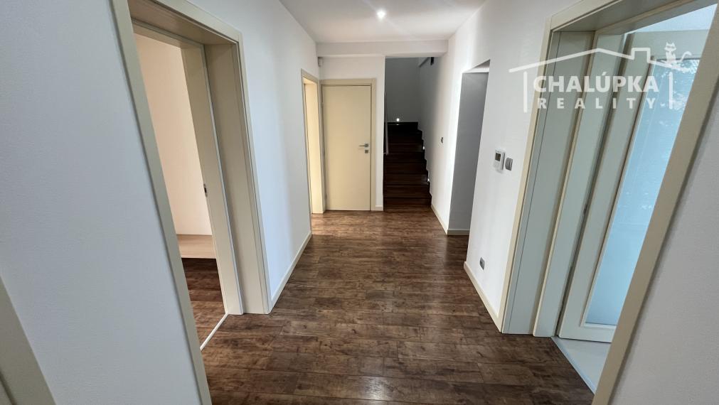 RD (5+1, 230 m2 obytná plocha) + 3 terasy, 2-garáž, Trenčianske Stankovce