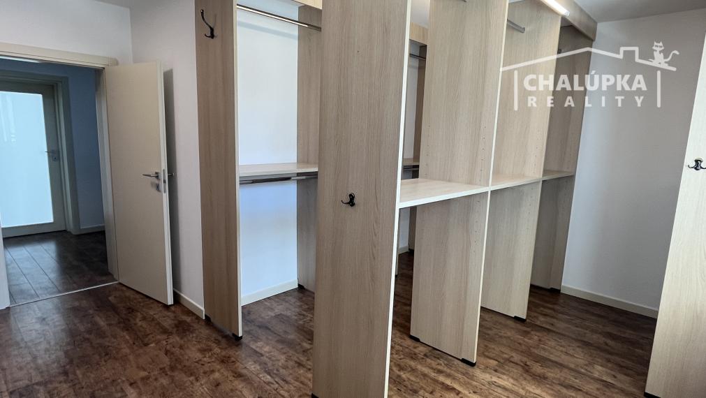 RD (5+1, 230 m2 obytná plocha) + 3 terasy, 2-garáž, Trenčianske Stankovce