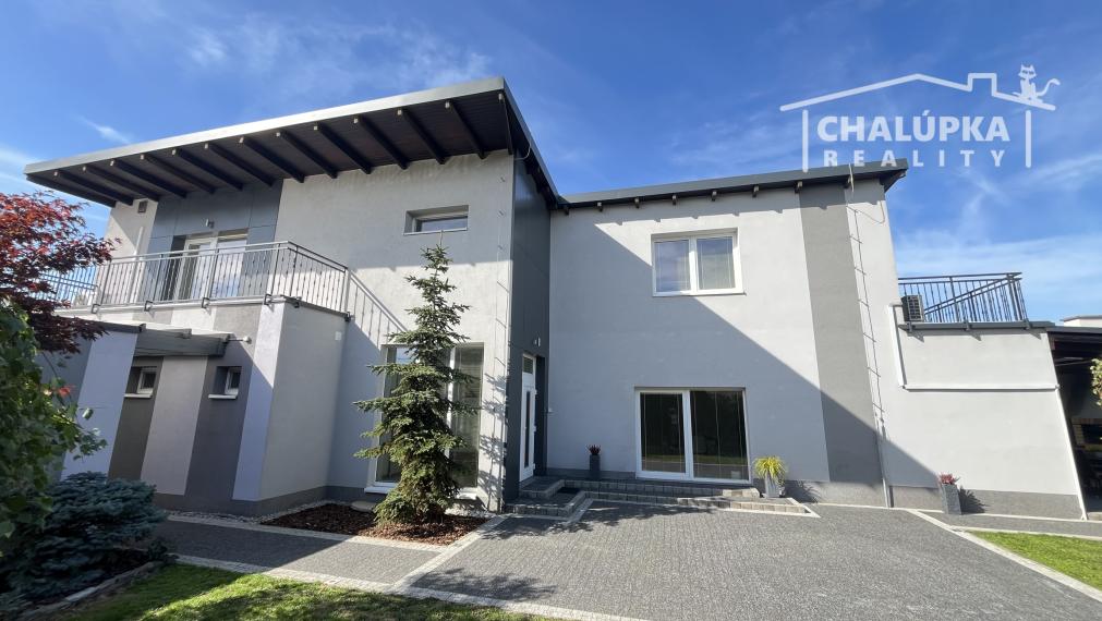 RD (5+1, 230 m2 obytná plocha) + 3 terasy, 2-garáž, Trenčianske Stankovce