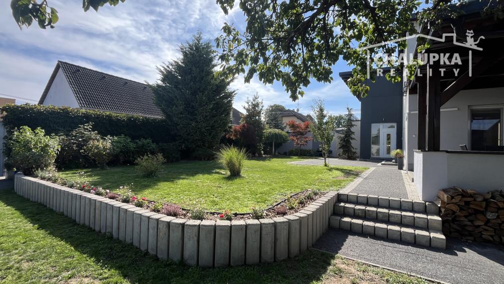 RD (5+1, 230 m2 obytná plocha) + 3 terasy, 2-garáž, Trenčianske Stankovce