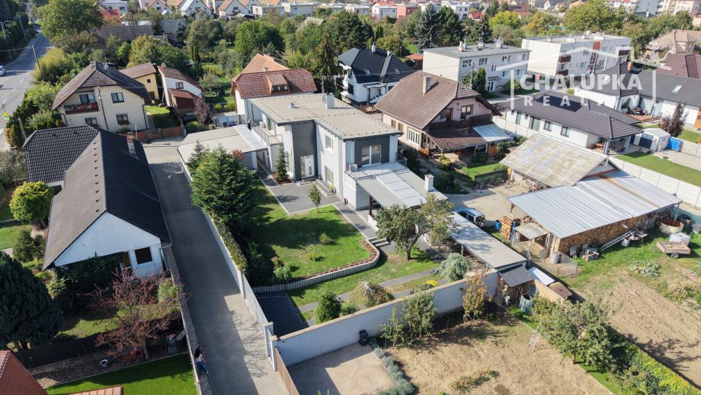 RD (5+1, 233 m2 obytná plocha) + 3 terasy, 2-garáž, Trenčianske Stankovce