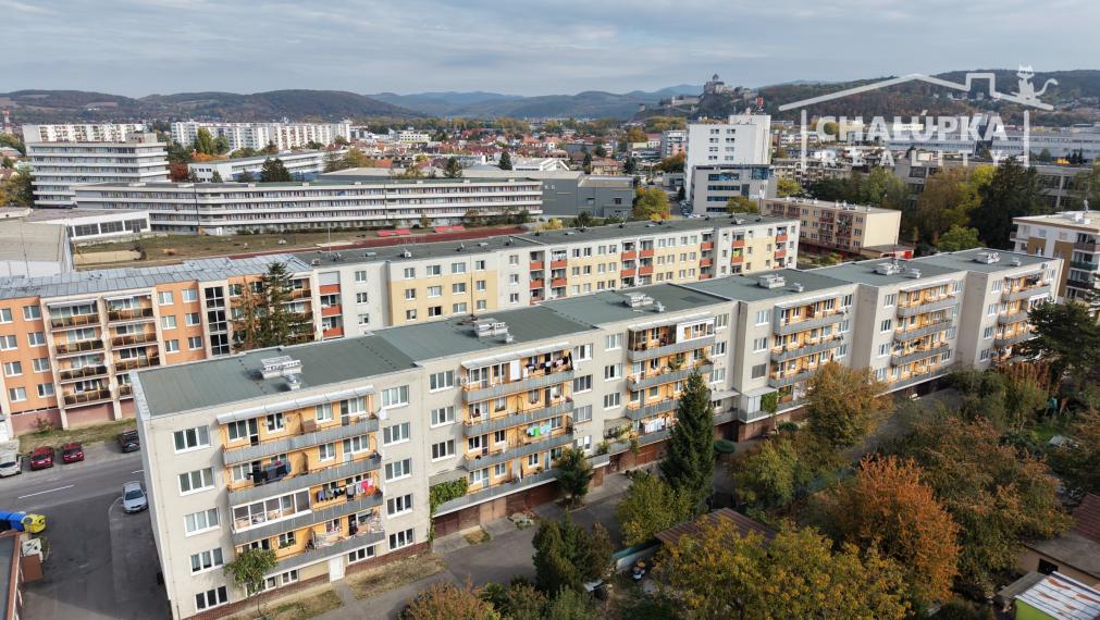 Zariadený 3-izbový byt s 2 balkónmi a parkovaním v Trenčíne, ul. Bavlnárska