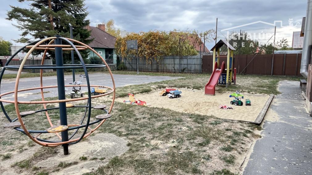 Zariadený 3-izbový byt s 2 balkónmi a parkovaním v Trenčíne, ul. Bavlnárska