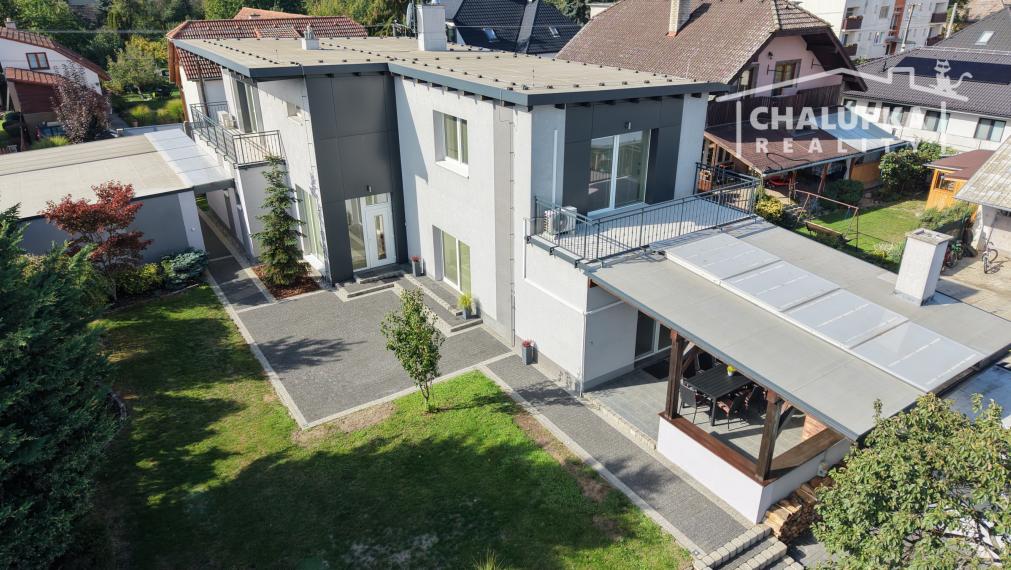 Nadštandardný RD, 233 m2 obytná plocha + 3 terasy, 2-garáž, Trenčianske Stankovce, 761 m2 pozemok