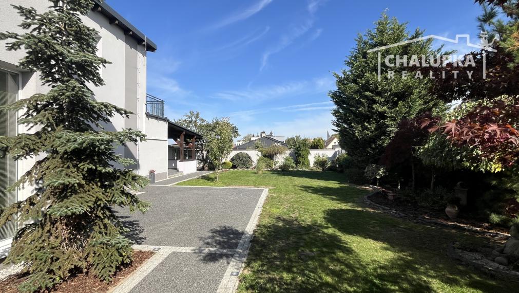 Nadštandardný RD, 233 m2 obytná plocha + 3 terasy, 2-garáž, Trenčianske Stankovce, 761 m2 pozemok