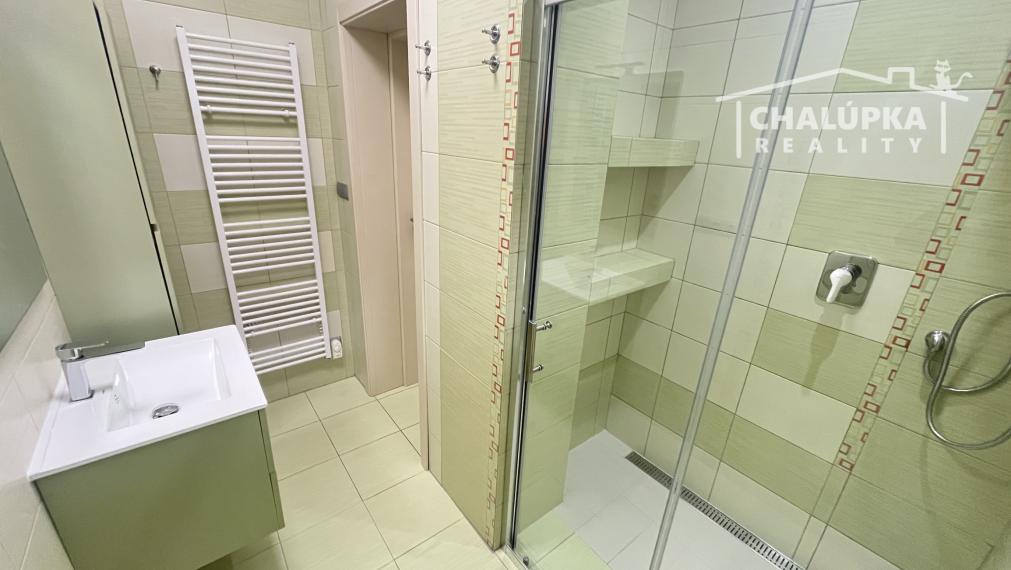 Nadštandardný RD, 233 m2 obytná plocha + 3 terasy, 2-garáž, Trenčianske Stankovce, 761 m2 pozemok