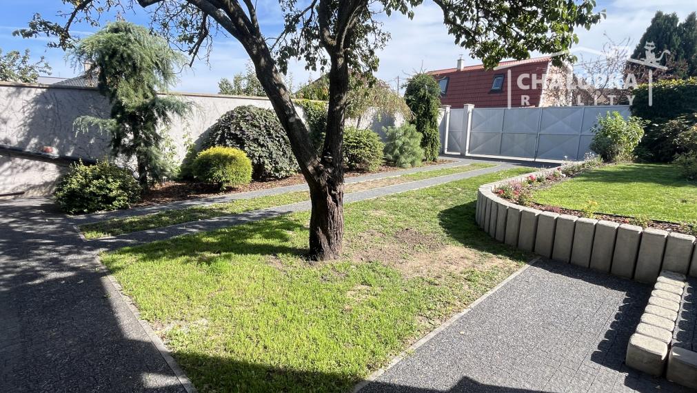 Nadštandardný RD, 233 m2 obytná plocha + 3 terasy, 2-garáž, Trenčianske Stankovce, 761 m2 pozemok