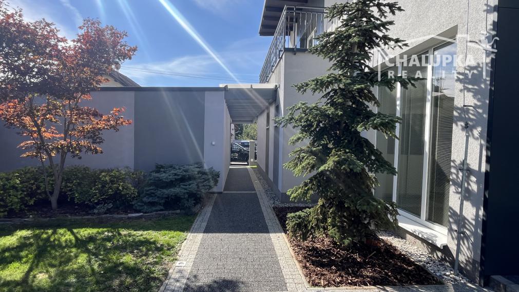 Nadštandardný RD, 233 m2 obytná plocha + 3 terasy, 2-garáž, Trenčianske Stankovce, 761 m2 pozemok