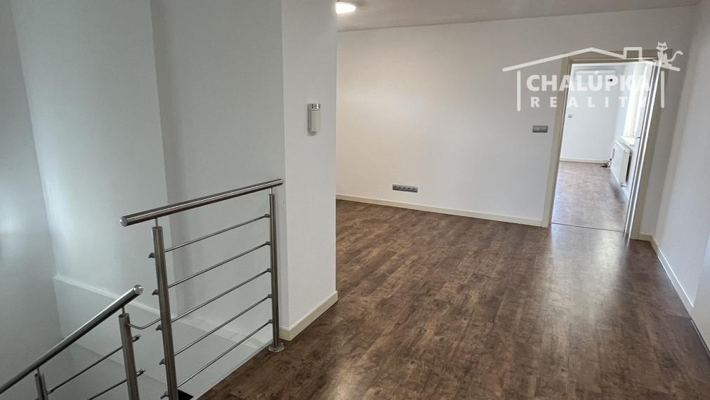 Nadštandardný RD, 233 m2 obytná plocha + 3 terasy, 2-garáž, Trenčianske Stankovce, 761 m2 pozemok