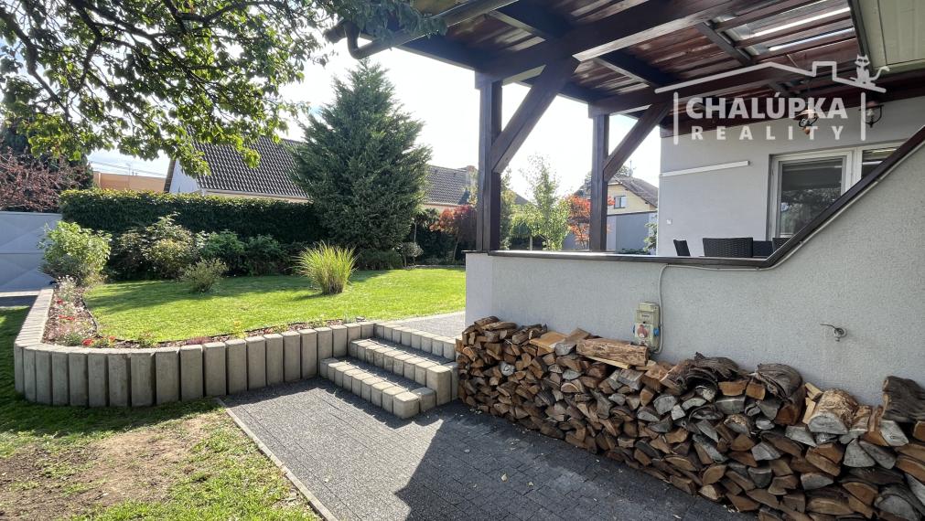 Nadštandardný RD, 233 m2 obytná plocha + 3 terasy, 2-garáž, Trenčianske Stankovce, 761 m2 pozemok