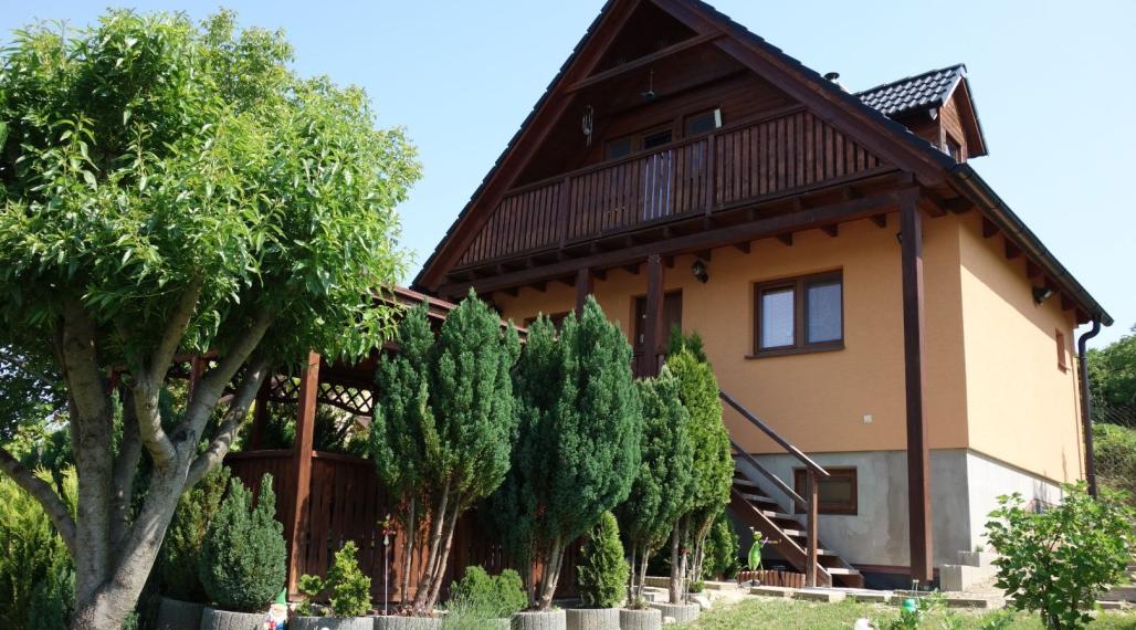 Krásna, zariadená chata v Beckove s úžasným výhľadom na hrad a 552 m2 pozemkom