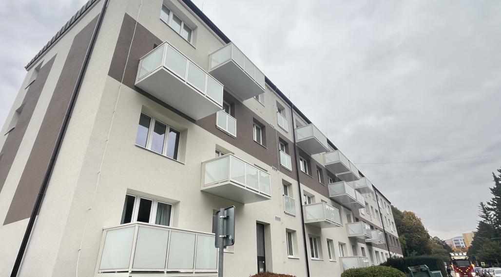 Tehlový 2-izbový byt s veľkým balkónom v Tr. Tepliciach