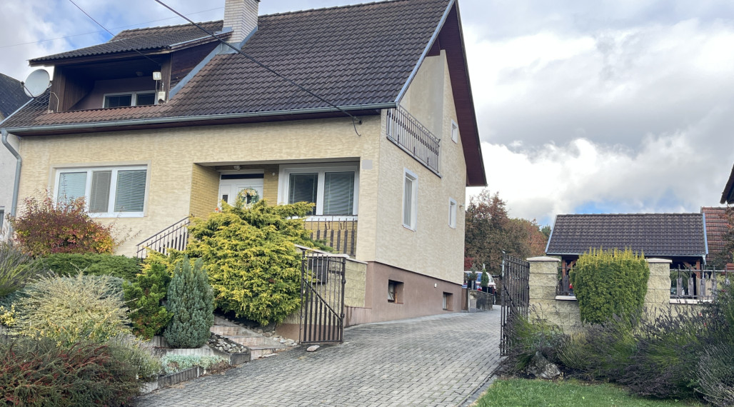 Veľký RD 6+1 s garážou, 2-prístreškom a krásnym 2066 m2 pozemkom, Dubodiel