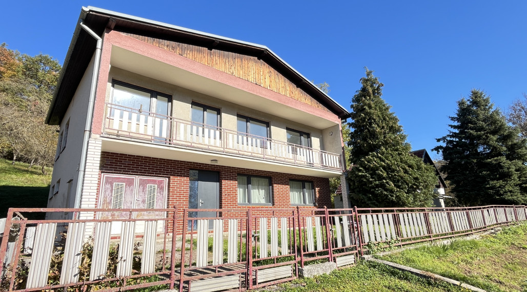 Veľký dom 7+1 s garážou a 1784 m2 pozemkom v Prašníku pri Piešťanoch