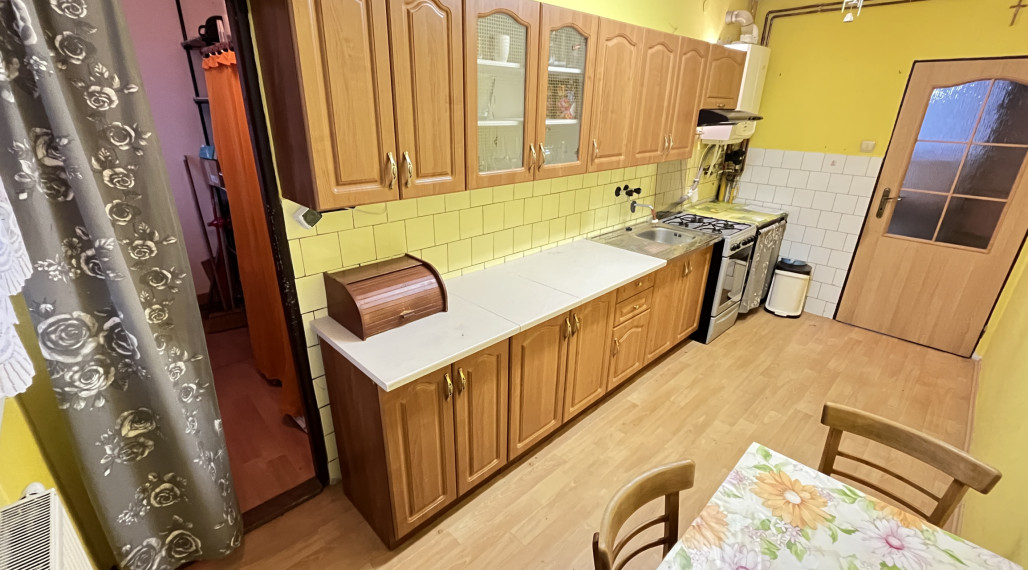 Tehlový 3-izbový byt s lodžiou, vl. kúrenie, veľký dvor, Nemšová časť Kľúčové