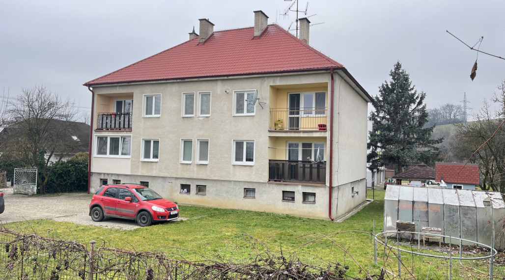 Tehlový 3-izbový byt s lodžiou, vl. kúrenie, veľký dvor, Nemšová časť Kľúčové