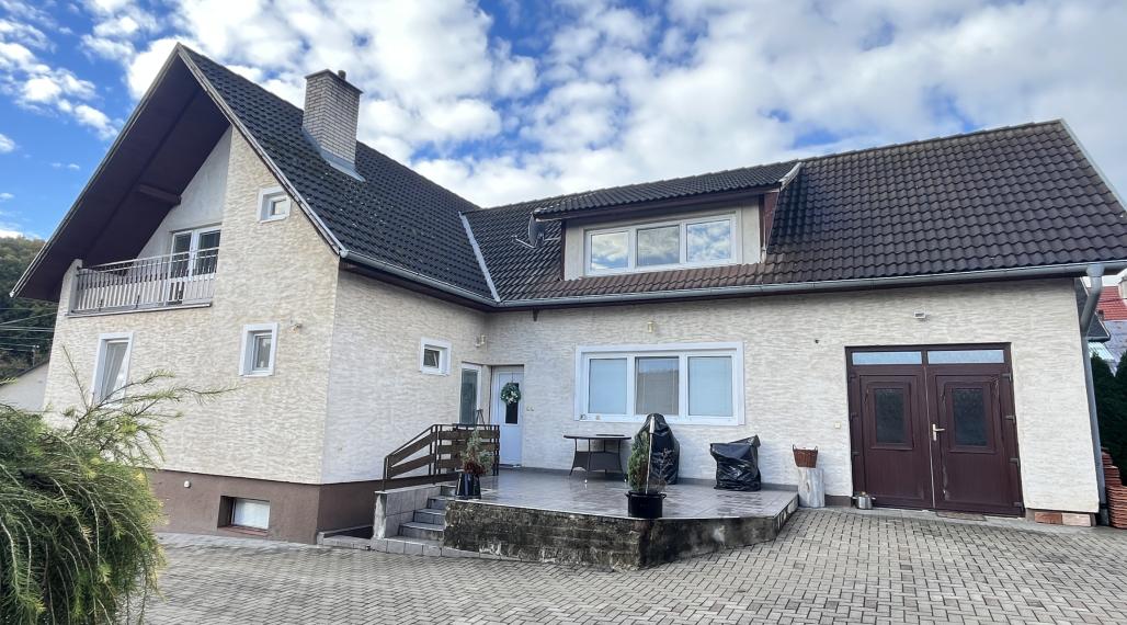 Rodinný dom 6+1 s garážou, 2-prístreškom a krásnym 2066 m2 pozemkom, Dubodiel