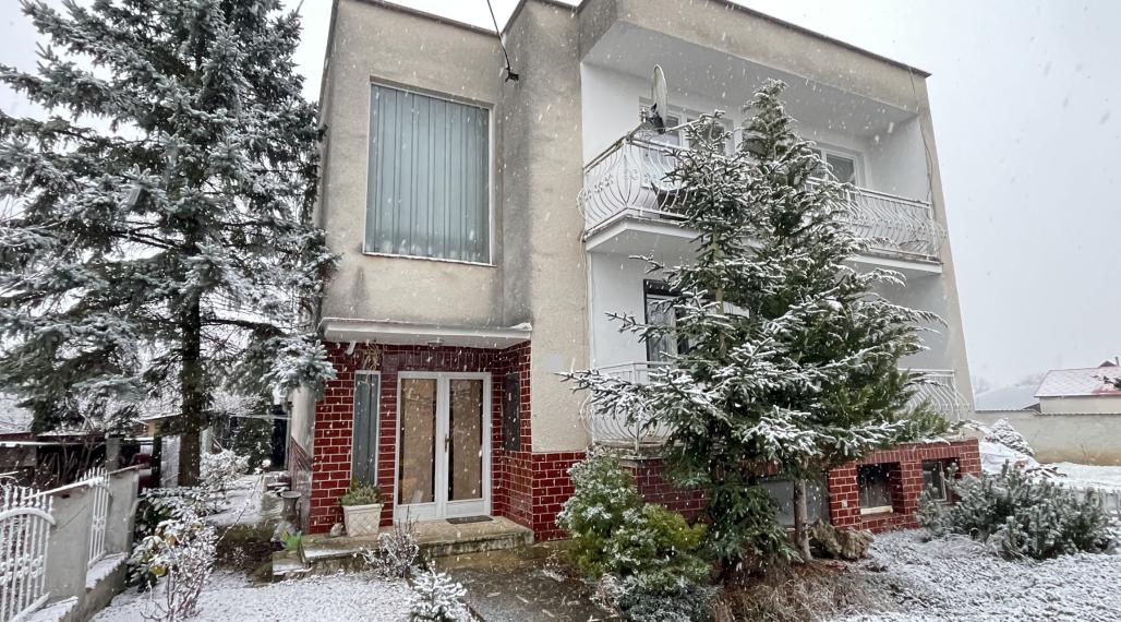 RD s 2 bytovými jednotkami (2x 3+1), 2 garážami, jazierkom a 1192 m2 pozemkom, Svinná