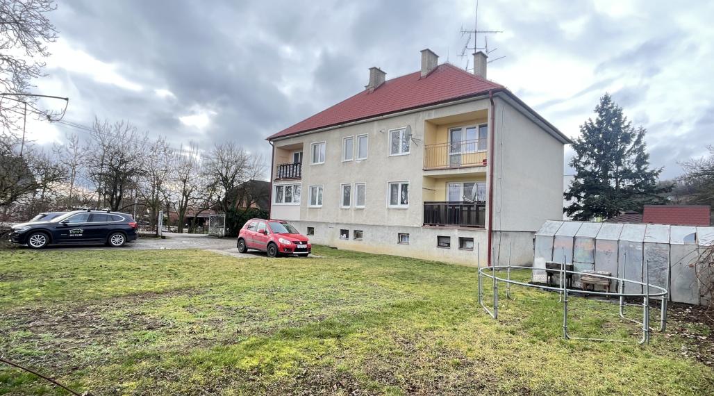 Tehlový 3-izbový byt s lodžiou, vl. kúrenie, veľký dvor, Nemšová časť Kľúčové