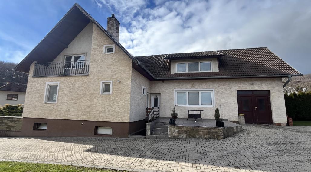 Rodinný dom 6+1 s garážou, 2-prístreškom a krásnym 2066 m2 pozemkom, Dubodiel