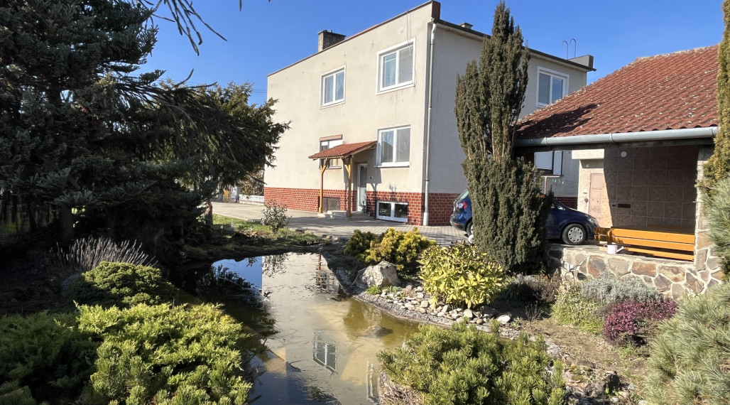 RD s 2 bytovými jednotkami (2x 3+1), 2 garážami, jazierkom a 1192 m2 pozemkom, Svinná