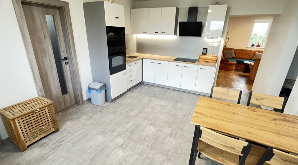 2-izbový byt 82 m2 so záhradou 337 m2 a 3 dielňami, Kostolná-Záriečie pri Trenčíne