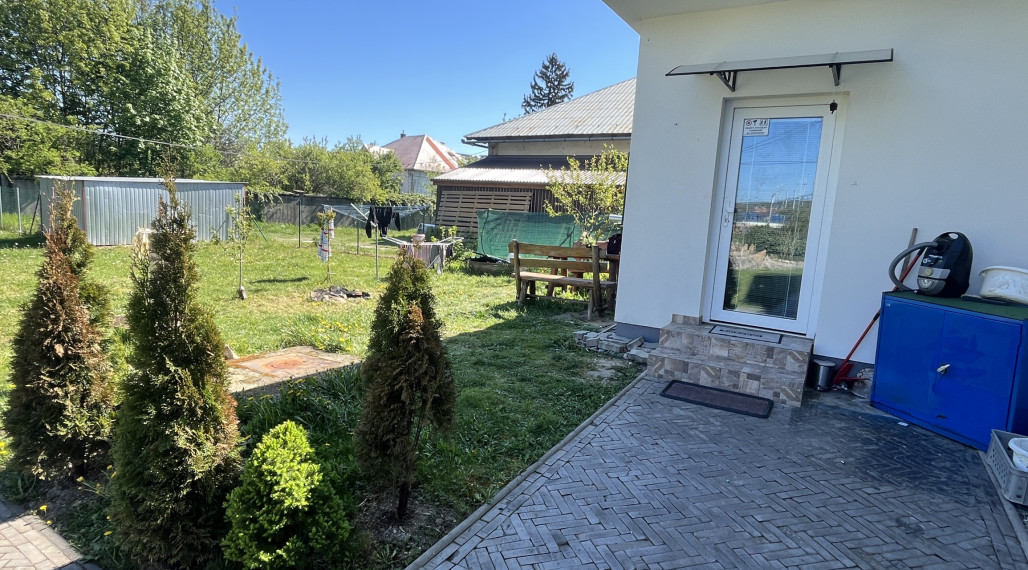 Tehlový 1-izbový byt 39 m2 so záhradkou a park. miestom v Tr. Teplej