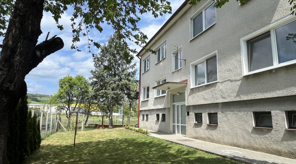 Tehlový 3-izbový byt s lodžiou, vl. kúrenie, veľký dvor, Nemšová časť Kľúčové