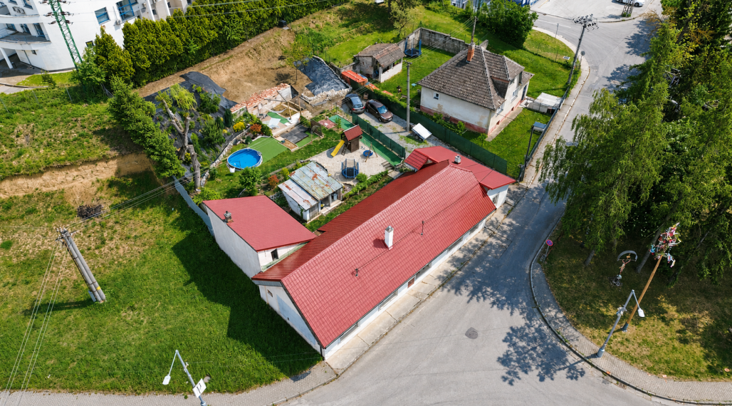 Rodinný dom s možnosťou podnikania s 1038 m2 pozemkom v Tr. Teplej, časť Dobrá