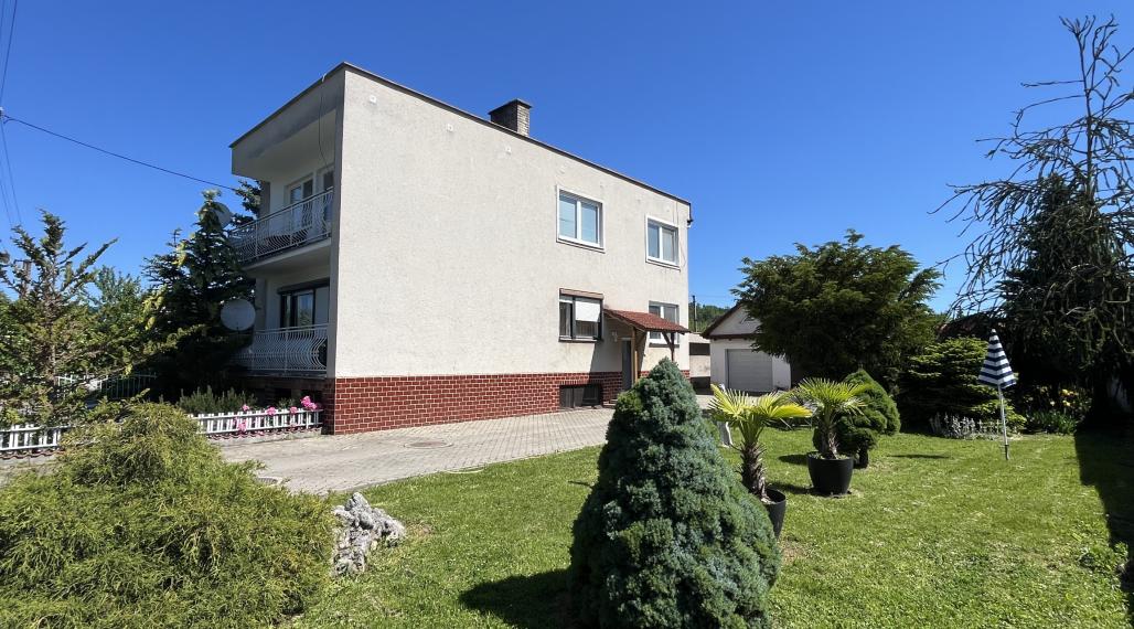 RD s 2 bytovými jednotkami (2x 3+1), 2 garážami, jazierkom a 1192 m2 pozemkom, Svinná