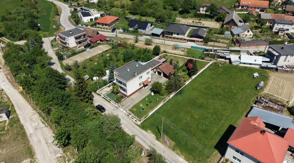 RD s 2 bytovými jednotkami (2x 3+1), 2 garážami, jazierkom a 1192 m2 pozemkom, Svinná