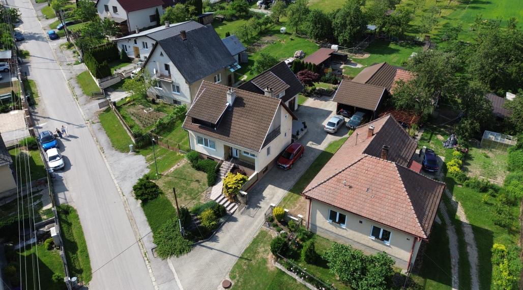 Pekný RD 6+1 (271 m2) s garážou, 2-prístreškom a 2066 m2 pozemkom - Dubodiel
