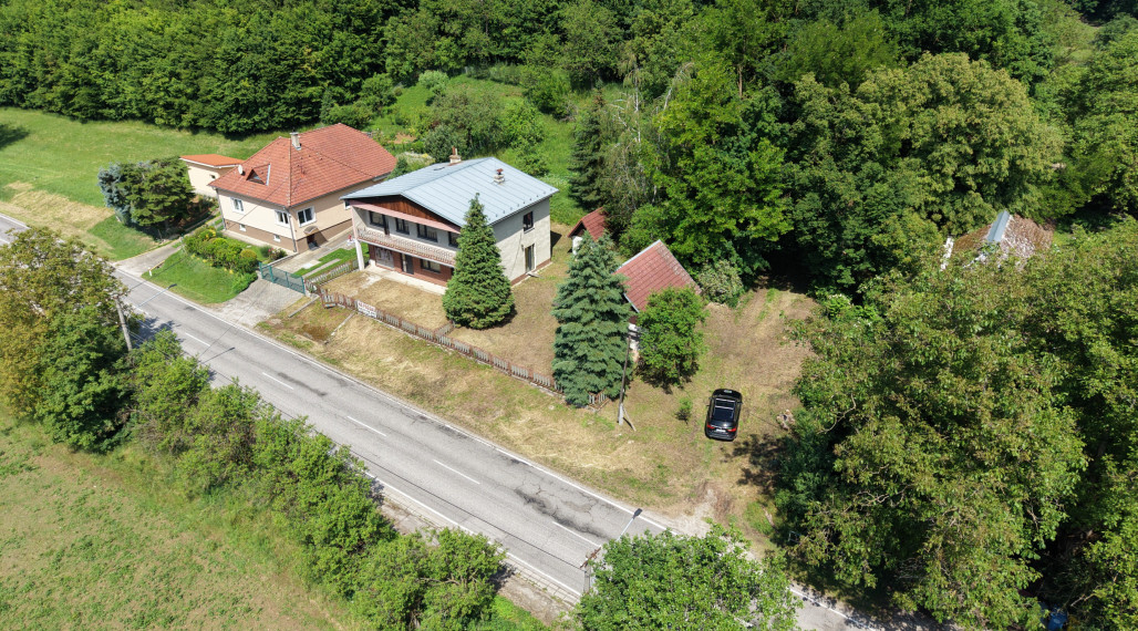 Veľký RD s garážou a 1784 m2 pozemkom v Prašníku pri Piešťanoch