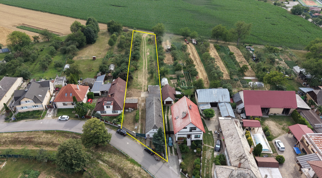 Vidiecky dom v Adamovských Kochanovciach s 1956 m2 pozemkom