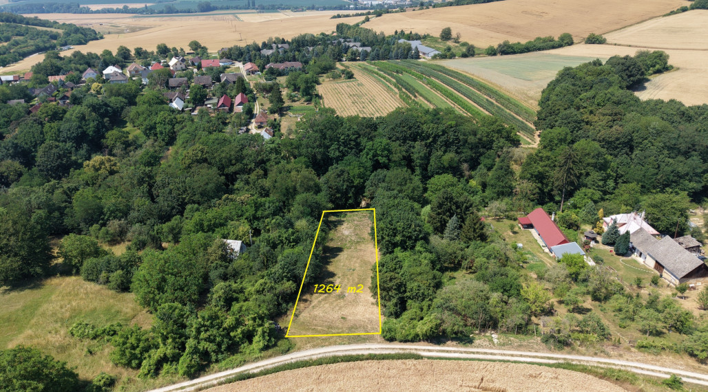Pozemok na výstavbu RD, 1264 m2 v Haluziciach pri Novom Meste nad Váhom