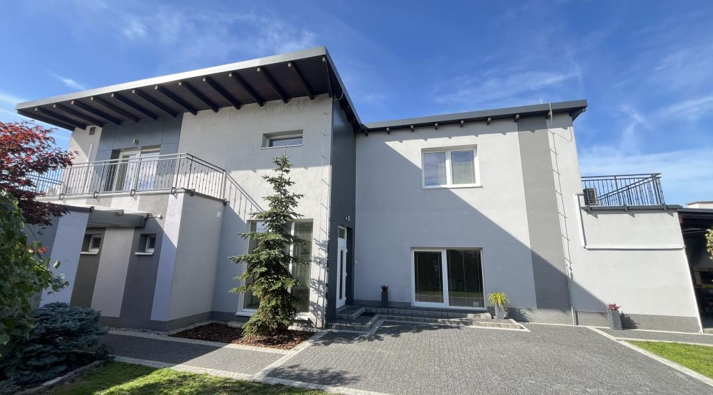RD (5+1, 233 m2 obytná plocha) + 3 terasy, 2-garáž, Trenčianske Stankovce