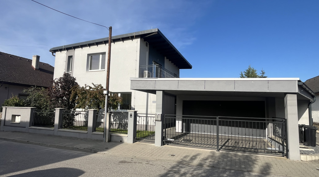 Nadštandardný RD, 233 m2 obytná plocha + 3 terasy, 2-garáž, Trenčianske Stankovce, 761 m2 pozemok