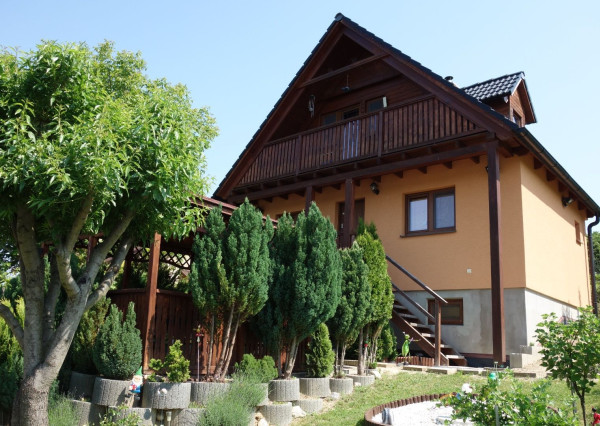 Krásna, zariadená chata v Beckove s úžasným výhľadom na hrad a 552 m2 pozemkom