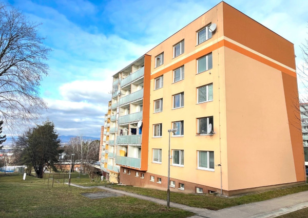 Priestranný 2-izbový byt s lodžiou 65 m2 na ul. K.Šmidkeho v Trenčíne - Juh I