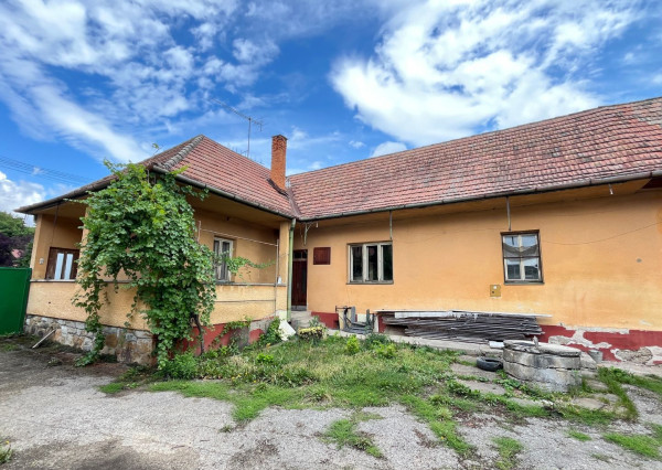 RD s veľkým 4233 m2 pozemkom v Adamovských Kochanovciach