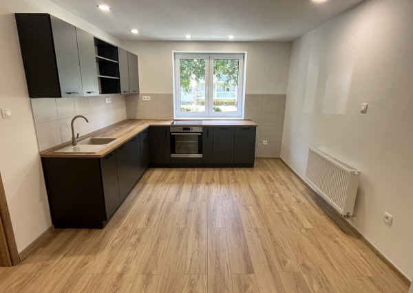 REZERVOVANÉ Tehlový 2-izbový byt s lodžiou Trenčín - Dlhé Hony