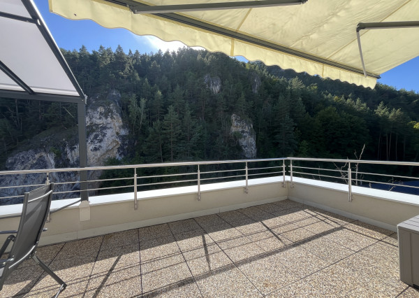 PRENÁJOM: Nadštandardný, zariadený 5-izbový mezanín 176 m2 + 2 terasy 43 m2 + garáž, Trenčín - Pod Sokolice