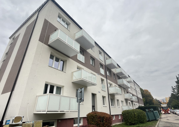 Tehlový 2-izbový byt s veľkým balkónom v Tr. Tepliciach